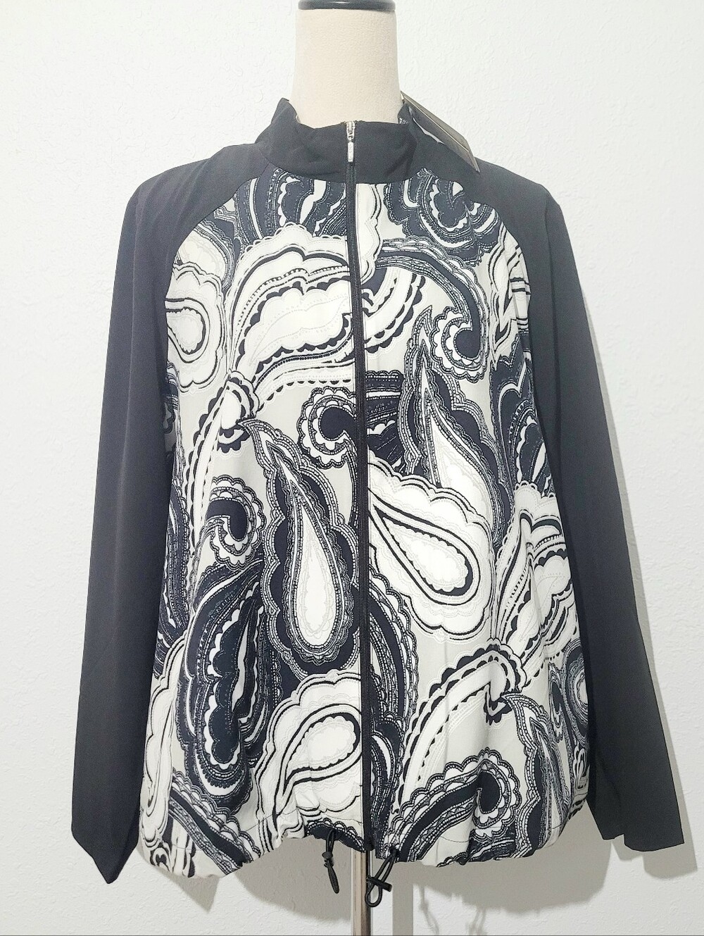 Plus Chico’s Zenergy UPF 50+ Paisley Zip Jacket Black White Size 18/18 NWT - Picture 2 of 16
